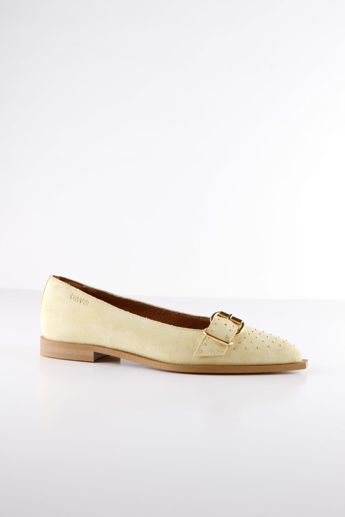 DWRS PORT VILA butter gele suède leren instapper dames met studs en gesp detail zijaanzicht.