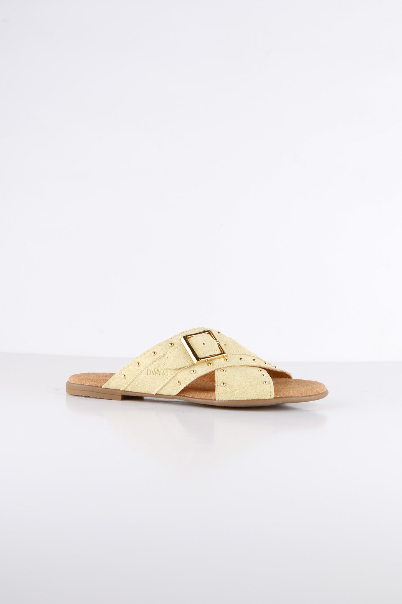 DWRS MICCO butter gele suède leren slipper dames met studs en gouden gesp detail.