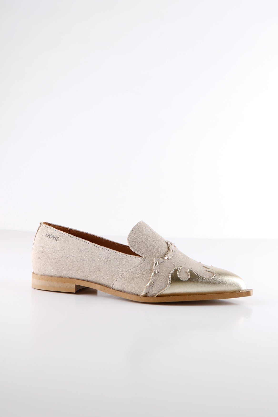DWRS PORT ROYAL zandkleurige leren loafer dames met champagne metallic neus en suède afwerking.