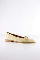 DWRS PORT VILA butter gele suède leren instapper dames met studs en gesp detail zijaanzicht.