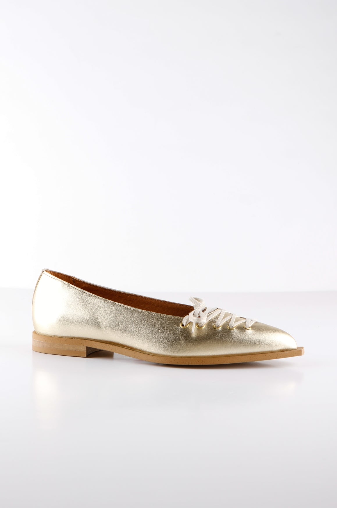 DWRS PORT VELL champagne metallic leren instapper dames met veters en platte zool zijaanzicht.