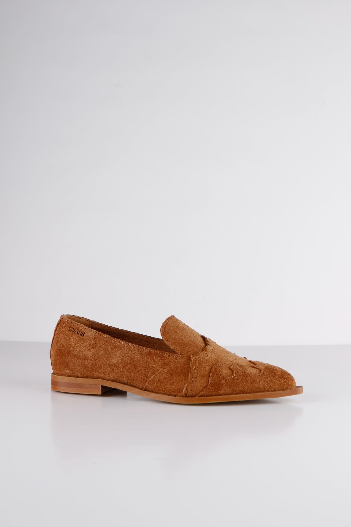 DWRS PORT ROYAL cognac suède leren loafer dames met instapmodel en subtiele stikdetails.