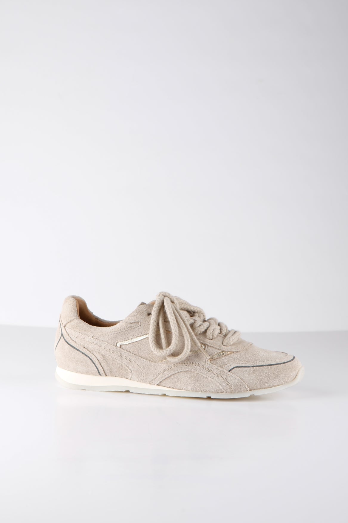 DWRS MONROE sand suède leren sneaker dames met champagne details en sportief design zijaanzicht.