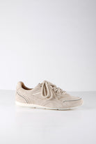 DWRS MONROE sand suède leren sneaker dames met champagne details en sportief design zijaanzicht.