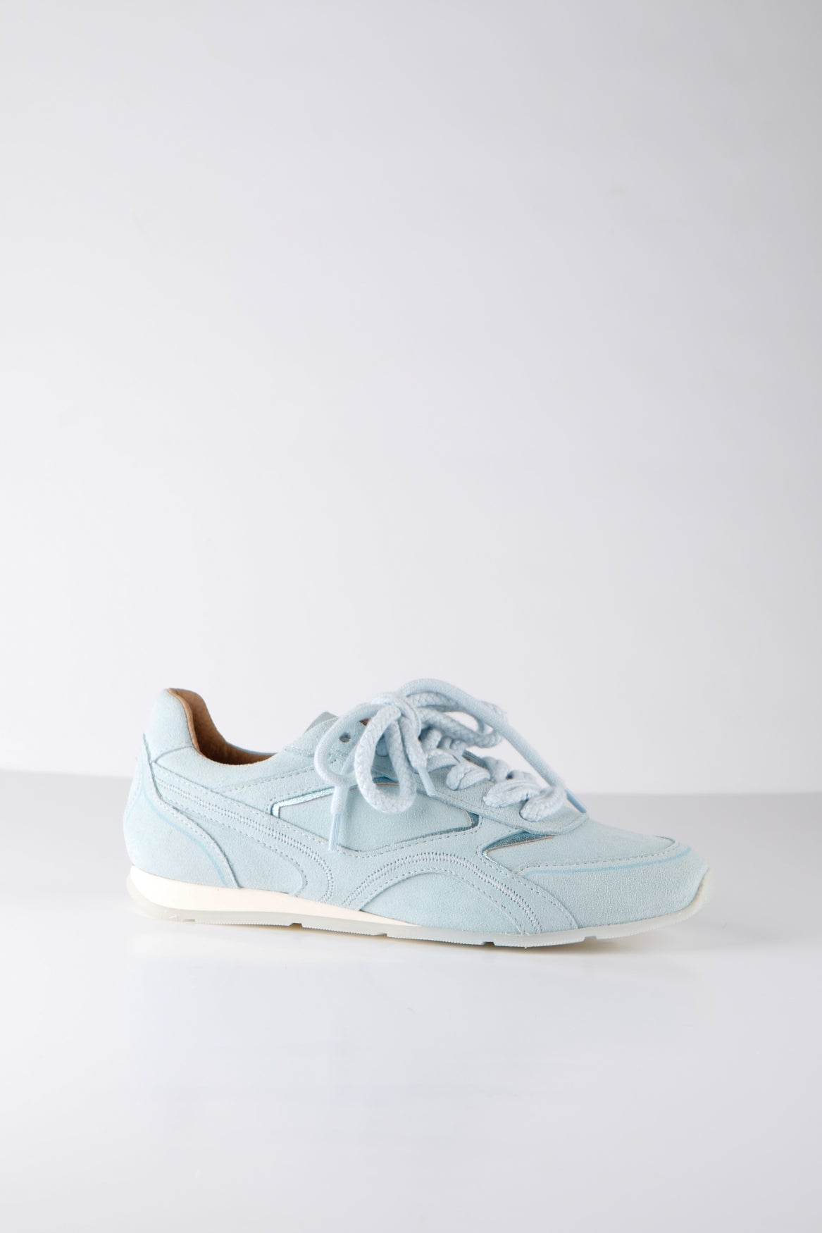 DWRS MONROE lichtblauwe suède leren sneaker dames met sportief design zijaanzicht.