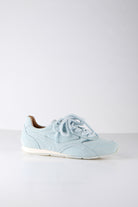 DWRS MONROE lichtblauwe suède leren sneaker dames met sportief design zijaanzicht.