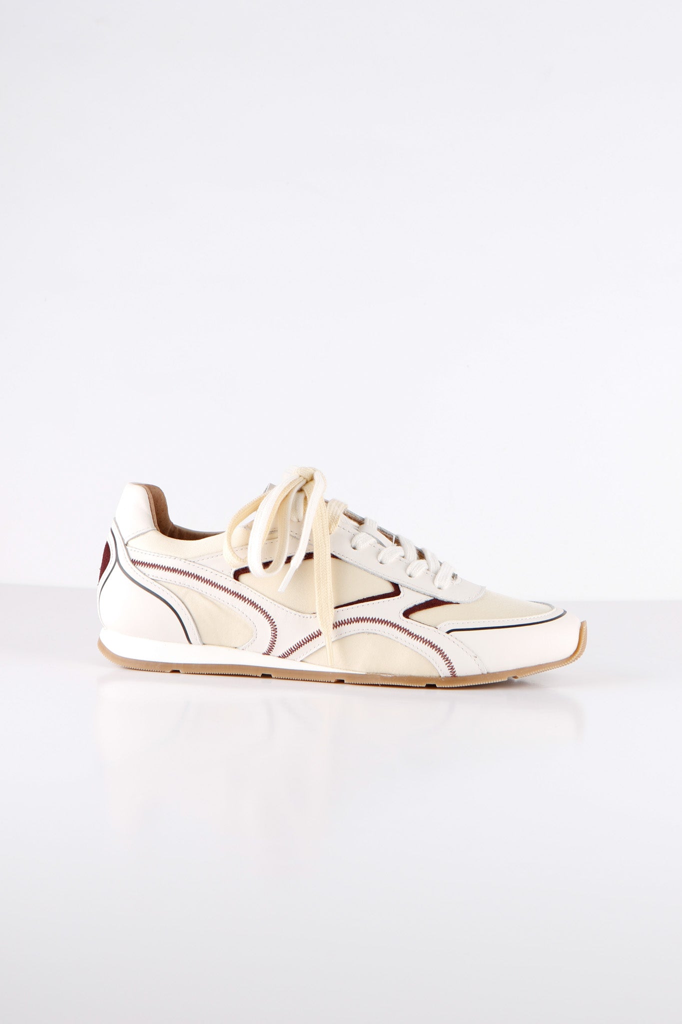 DWRS MONROE butter leren sneaker dames met bordeaux details en sportief design zijaanzicht.
