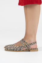 DWRS PORT LA BELLE leopard suède leren slingback dames met dubbele bandjes en gouden gespen zijaanzicht.