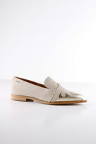 DWRS PORT ROYAL zandkleurige leren loafer dames met champagne metallic neus en suède afwerking.