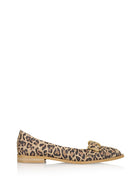 DWRS PORT VILA leopard suède leren instapper dames met studs en gesp detail zijaanzicht.