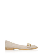 DWRS PORT VILA sand suède leren instapper dames met studs en gesp detail zijaanzicht.